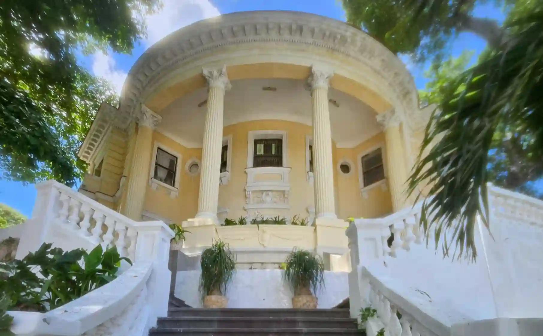 Palacio de los Matrimonios del Vedado en La Habana, Cuba, preparado para bodas y eventos exclusivos en uno de los mejores resorts para bodas en Cuba.